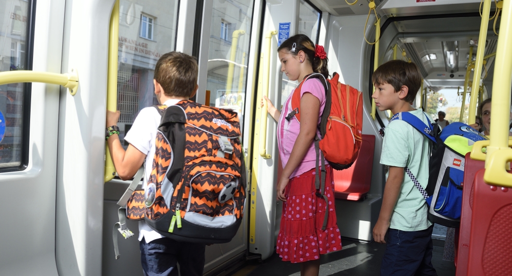 Rund 2,5 Millionen Fahrgäste nutzen die Wiener Linien täglich, darunter auch tausende Kinder. Im Bild: Kinder unterwegs in einer Straßenbahn der Linie 43.