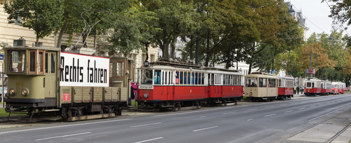 Fest anlässlich des 150-jährigen Jubiläums der Wiener Straßenbahn am Rathausplatz mit zahlreichen Attraktionen und einem Corso mit historischen Fahrzeugen der Wiener Linien.