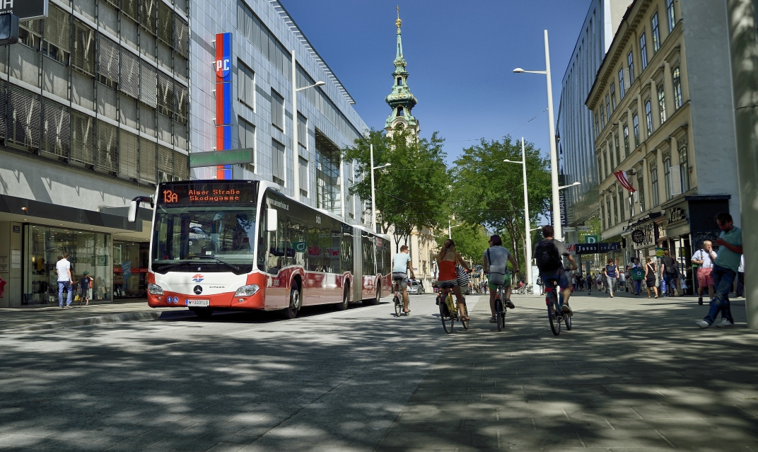 Gelenkbus der Linie 13A im Bereich der Begegnungszone der Mariahilfer Straße.