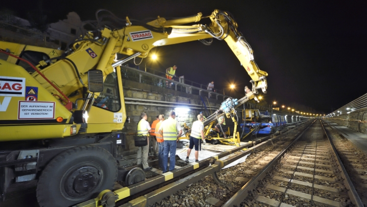 Maßnahmen zur Sanierung der Stützmauer zwischen U4 und Hietzinger Kai. In mehreren Bauphasen werden vom U-Bahn Gleis aus sogenannte Zugverpresspfähle (Stabilisierungsanker mit ca. 14 m Länge) zur Sicherung der Stützmauer in den Boden gebohrt, damit in den Jahren 2016 und 2017 die umfassende Modernisierung von Gleisen und Gleisuntergrund der U4 umgesetzt werden kann.