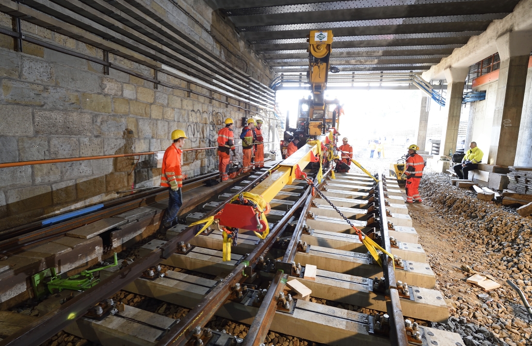 Arbeiten an den Gleisen der Strecke U4 zwischen Längenfeldgasse und Schönbrunn. Weicheneinbau nahe der Station Meidling Hauptstraße.