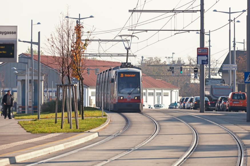 Linie 26 mit Type B (Ulf) kurz vor der Station Kraygasse, November 2015