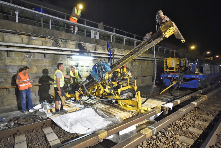 Maßnahmen zur Sanierung der Stützmauer zwischen U4 und Hietzinger Kai. In mehreren Bauphasen werden vom U-Bahn Gleis aus sogenannte Zugverpresspfähle (Stabilisierungsanker mit ca. 14 m Länge) zur Sicherung der Stützmauer in den Boden gebohrt, damit in den Jahren 2016 und 2017 die umfassende Modernisierung von Gleisen und Gleisuntergrund der U4 umgesetzt werden kann.