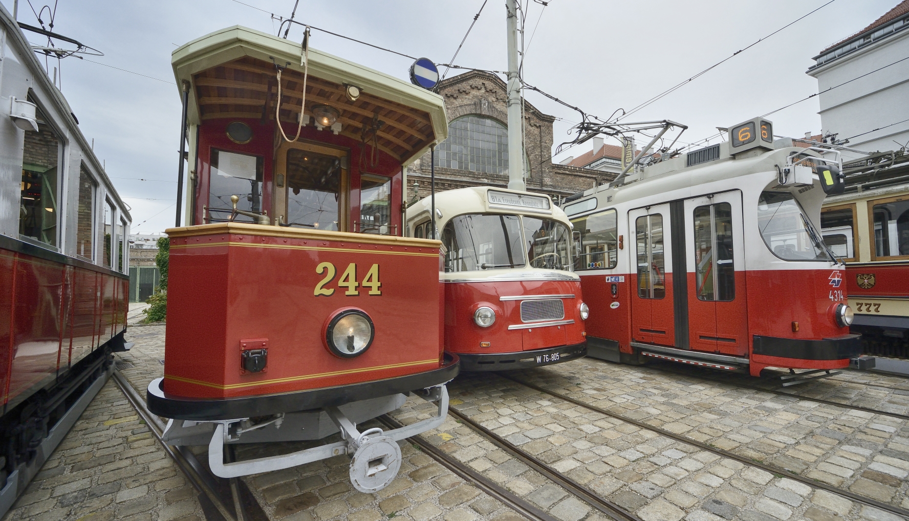 Einige der ausgestellten Fahrzeuge des Verkehrsmuseums der Wiener Linien.