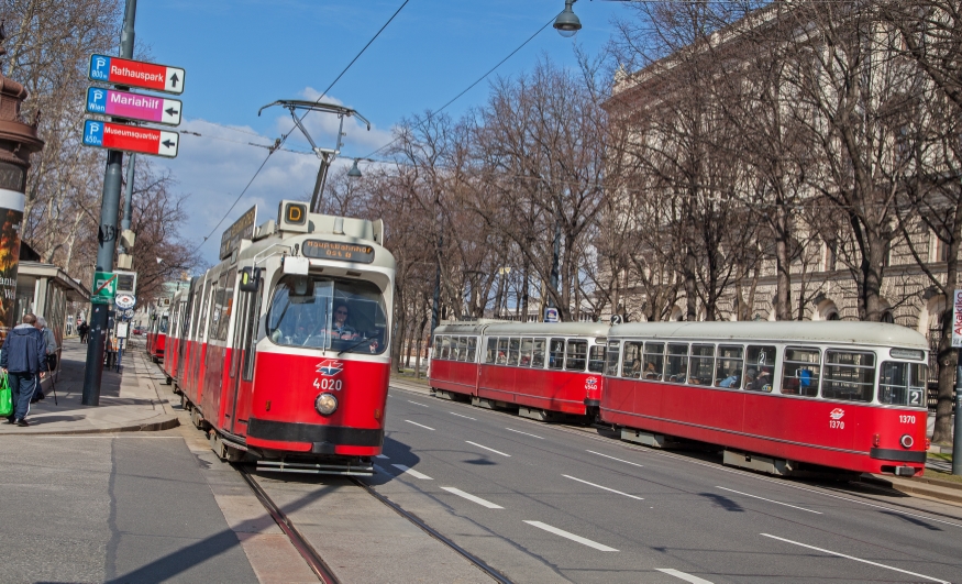 Linie  D am Burgring mit der Type E2-c5 daneben ein Zug der Linie2 mit der Type E1-c4, März 2015