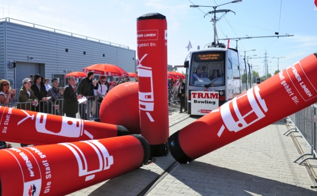 Der diesjährige Tramwaytag in der Hauptwerkstätte der Wiener Linien mit besonderem Highlight: die Tram-EM fordert die FahrerInnen mit unterschiedlichen Disziplinen in Geschicklichkeit und Gefühl fürs Fahren.