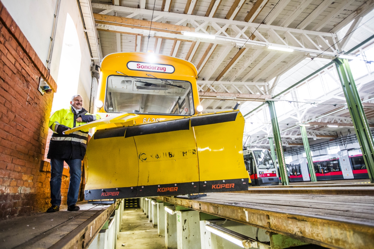 Schneepflug für den Einsatz im Winterdienst steht am Betriebsbahnhof Rudolfsheim parat.