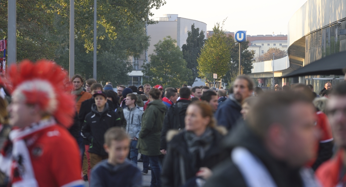 Die U2-Station Stadion ist speziell auf die Abfertigung großer Besuchermassen ausgelegt. Ein spezielles Zutrittssystem schleust die Stadionbesucher nach der Veranstaltung in kurzer Zeit auf den Bahnsteig. Züge bringen die Menschen fast im Minutentakt von drei Gleisen wieder heimwärts.