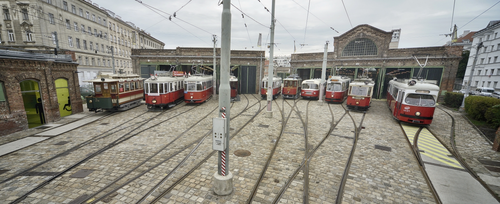 Einige der ausgestellten Fahrzeuge des Verkehrsmuseums der Wiener Linien.