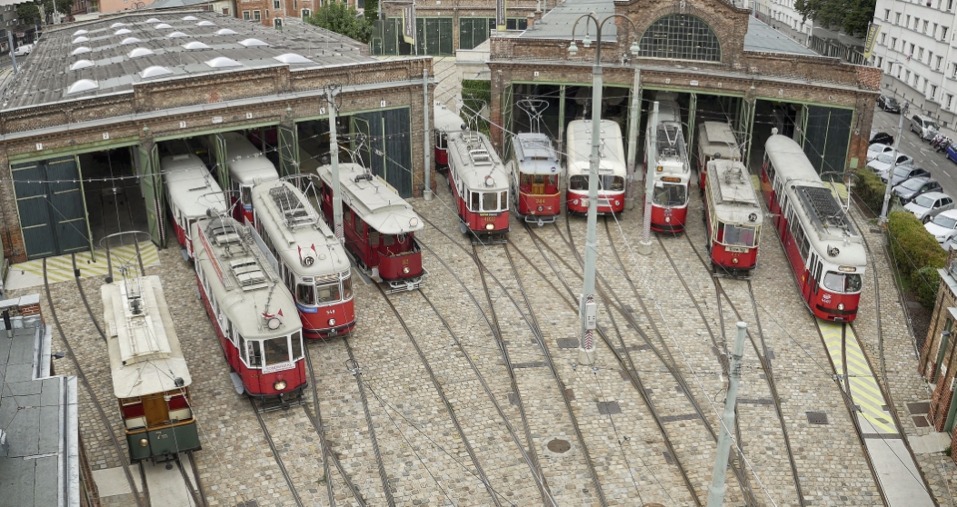 Einige der ausgestellten Fahrzeuge des Verkehrsmuseums der Wiener Linien.