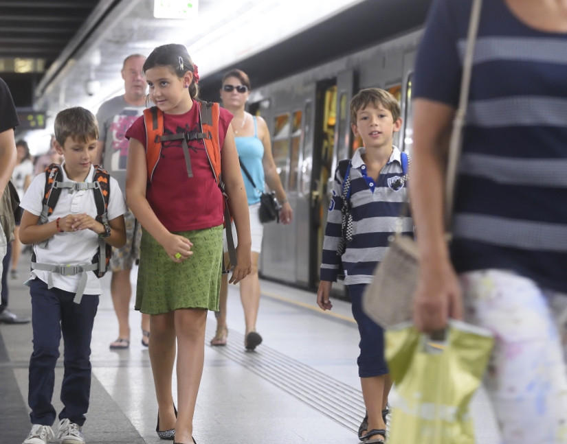 Rund 2,5 Millionen Fahrgäste nutzen die Wiener Linien täglich, darunter auch tausende Kinder. Im Bild: Kinder unterwegs in einer U-Bahn der Linie U2.