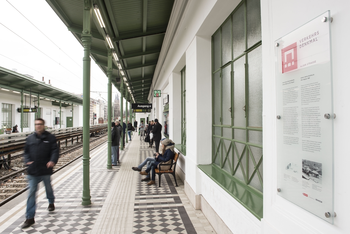 Die generalsanierte U6-Station Alser Straße wird nun als Verkehrsdenkmal bezeichnet. Bahnsteig mit Informationstafel.