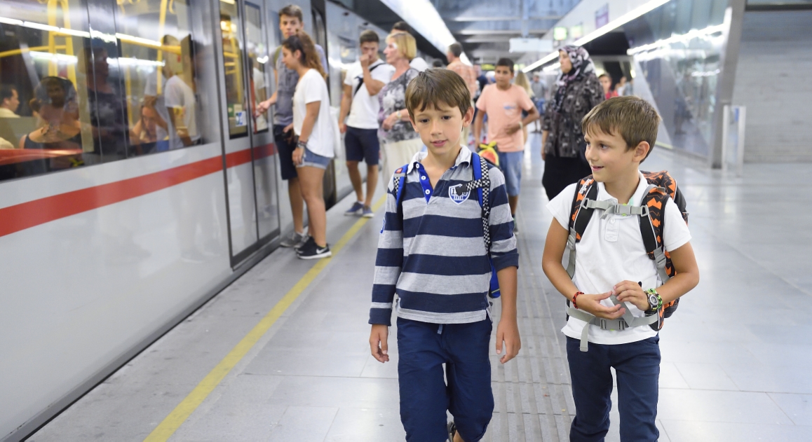 Rund 2,5 Millionen Fahrgäste nutzen die Wiener Linien täglich, darunter auch tausende Kinder. Im Bild: Kinder unterwegs in einer U-Bahn der Linie U2.