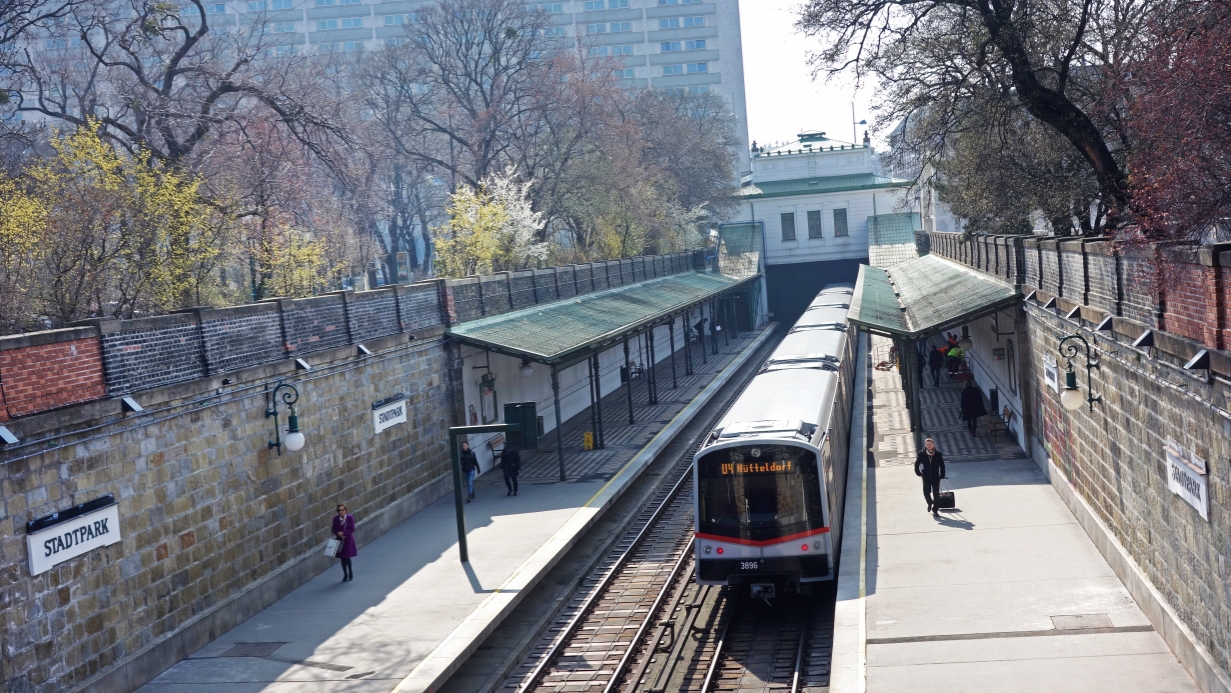 U-Bahn Station Stadtpark der U4 mit V-Zug , März 2015