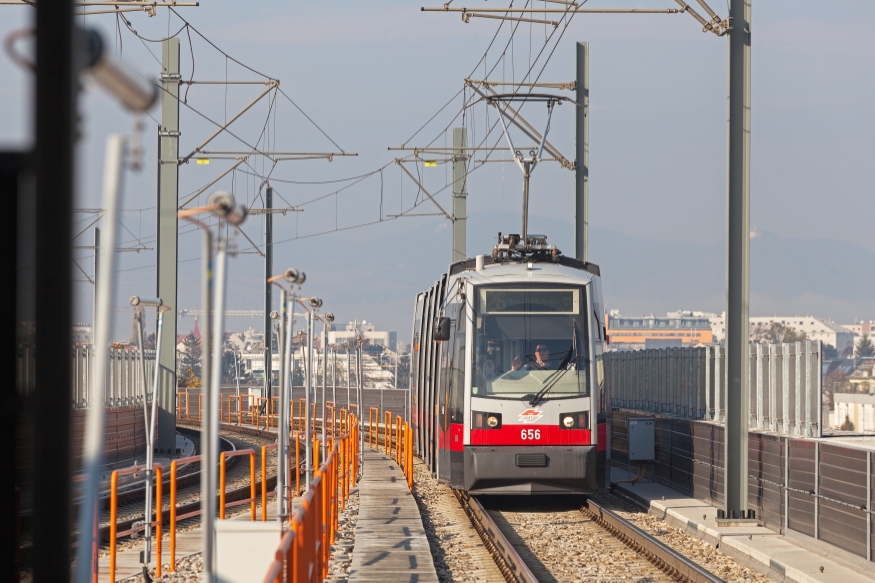 Linie 26 mit Type B (Ulf) kurz vor der Station Gewerbepark Stadlau , November 2015