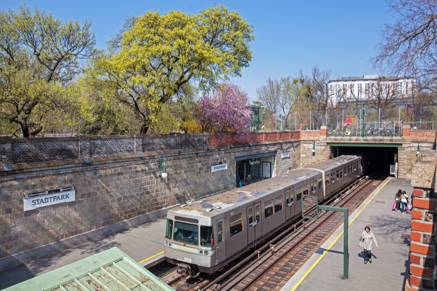 U-Bahn Station Stadtpark der U4 mit einem  Zug der Type U/U1, April 2015