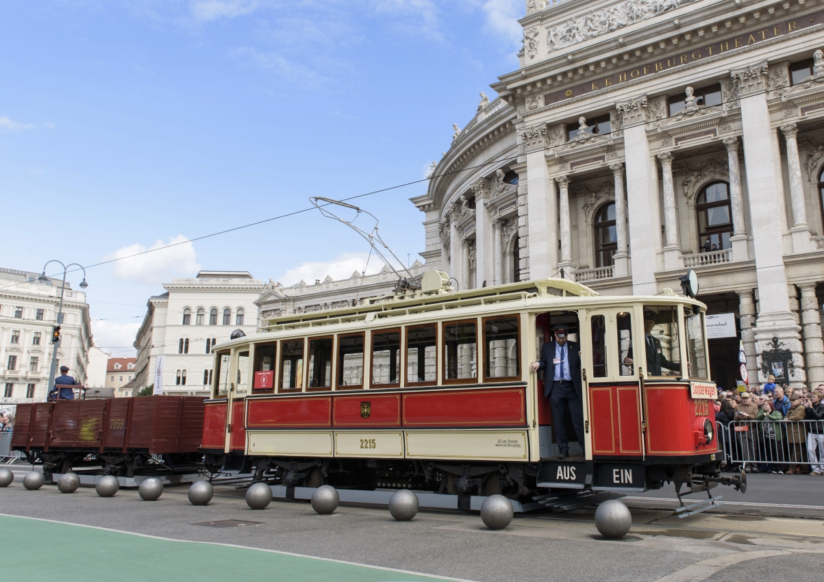 Fest anlässlich des 150-jährigen Jubiläums der Wiener Straßenbahn am Rathausplatz mit zahlreichen Attraktionen und einem Corso mit historischen Fahrzeugen der Wiener Linien.