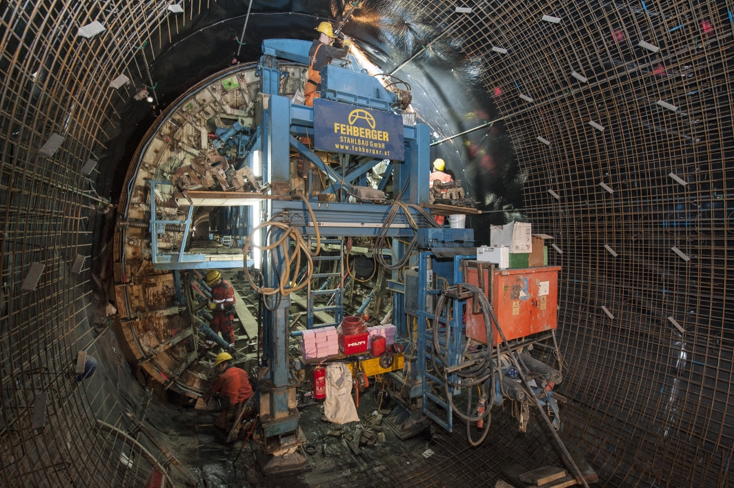 Bauarbeiten zur Verlängerung der Linie U1 nach Oberlaa im Bereich Verteilerkreis Favoriten. Schalwagen im Einsatz in Tunnelröhre.