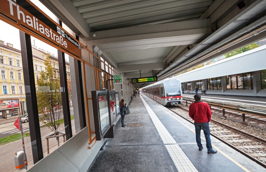 Station Thaliastaße, Bahnsteig wurde erneuert, Oktober 2015