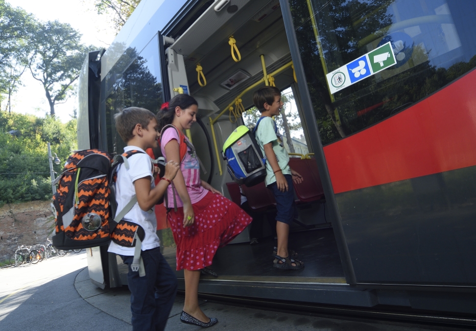 Rund 2,5 Millionen Fahrgäste nutzen die Wiener Linien täglich, darunter auch tausende Kinder. Im Bild: Kinder unterwegs in einer Straßenbahn der Linie 43.