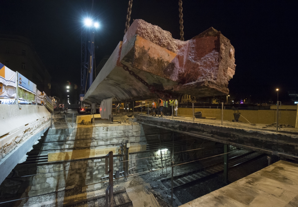 Abbruch eines historischen Brückentragwerks über der U6 zwischen Neustiftgasse und Koppstraße am Wiener Gürtel. Das in Teile geschnittene Brückentragwerk wird mit zwei Spezialkränen in Einzelteilen auf Schwertransporter geladen.