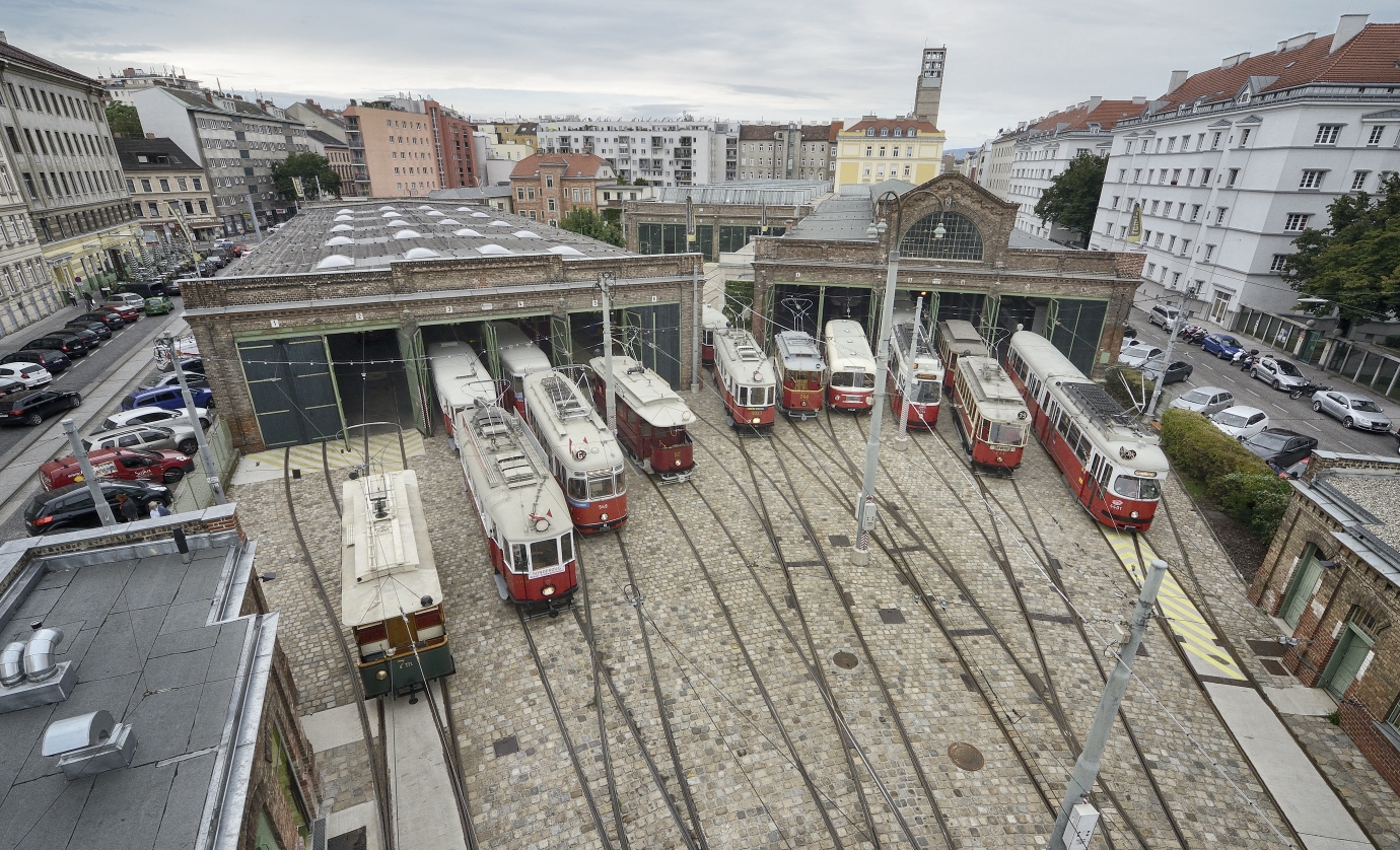 Einige der ausgestellten Fahrzeuge des Verkehrsmuseums der Wiener Linien.