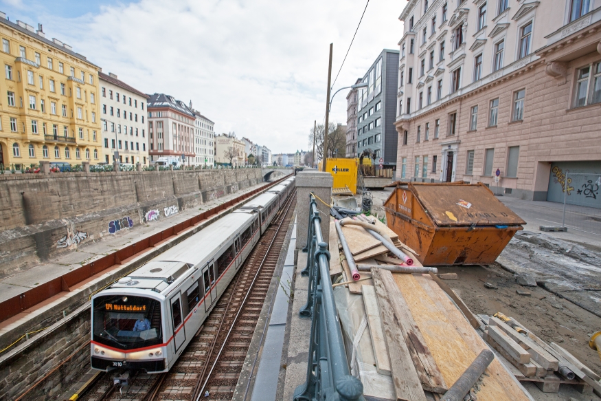 U-4 Bereich Wackenroderbrücke, Errichtung von Stützmauern und V-Zug Richtung Hütteldorf, April 2015