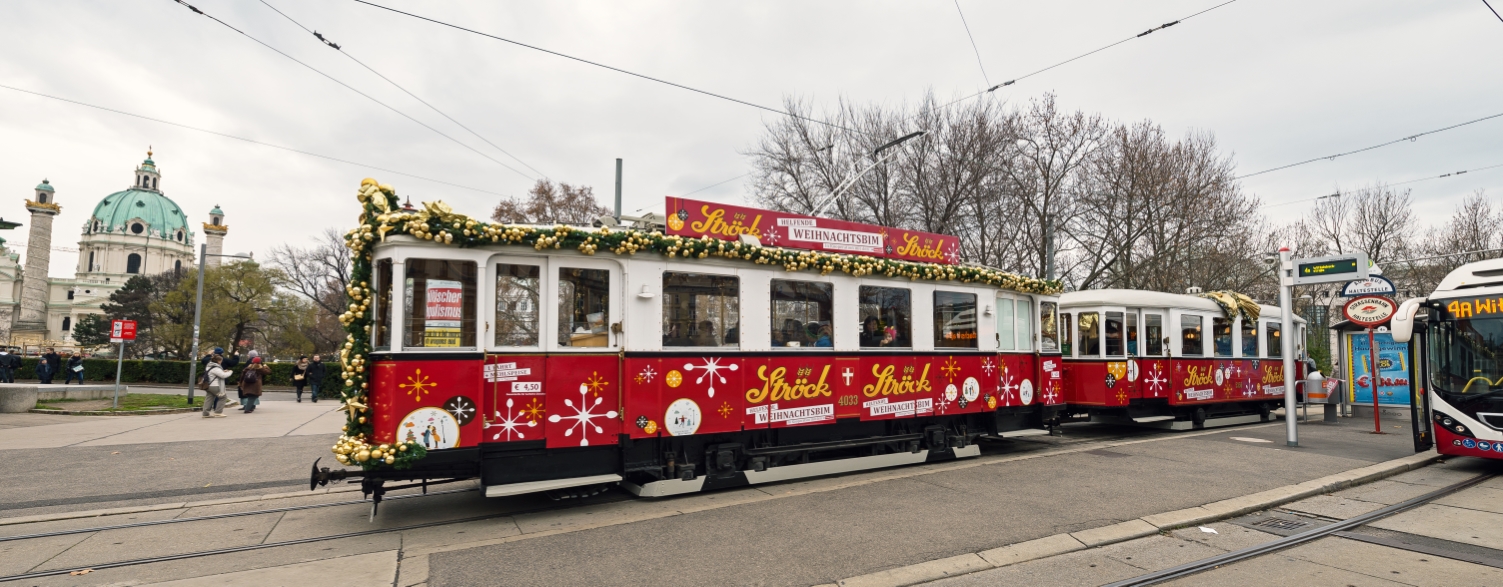 Ströck Weihnachtsbim am Karlsplatz bei der End und Anfangsstelle, Dezember 2015