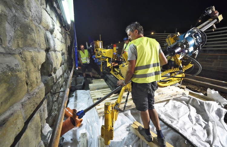 Maßnahmen zur Sanierung der Stützmauer zwischen U4 und Hietzinger Kai. In mehreren Bauphasen werden vom U-Bahn Gleis aus sogenannte Zugverpresspfähle (Stabilisierungsanker mit ca. 14 m Länge) zur Sicherung der Stützmauer in den Boden gebohrt, damit in den Jahren 2016 und 2017 die umfassende Modernisierung von Gleisen und Gleisuntergrund der U4 umgesetzt werden kann.