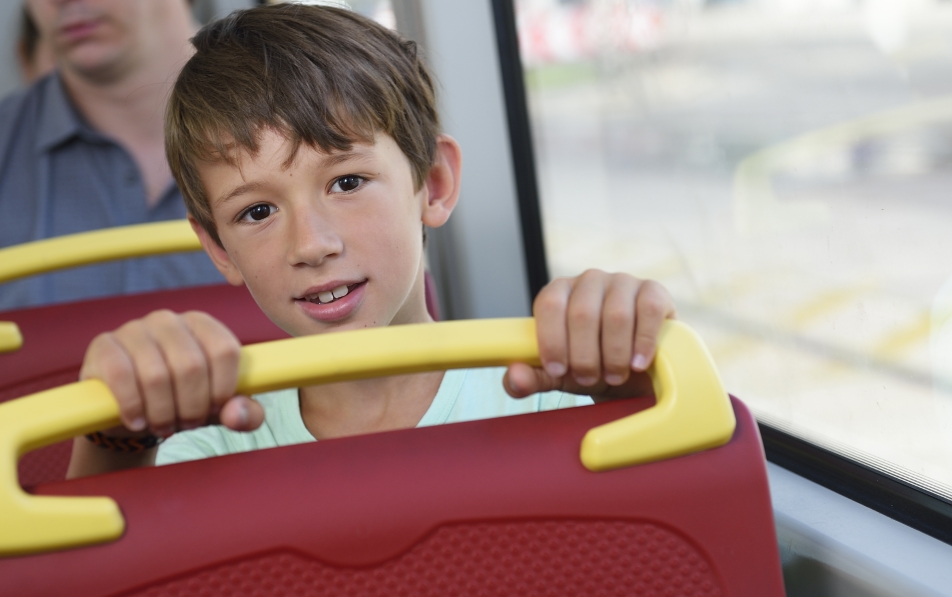 Rund 2,5 Millionen Fahrgäste nutzen die Wiener Linien täglich, darunter auch tausende Kinder. Im Bild: Kinder unterwegs in einer Straßenbahn der Linie 43.