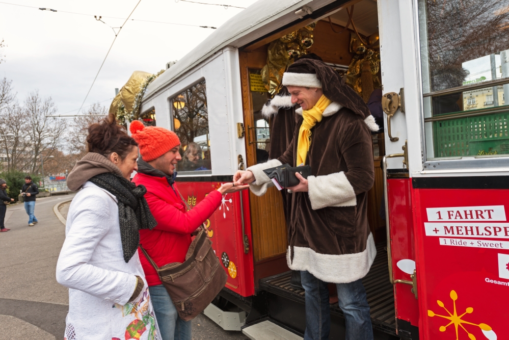 Ströck Weihnachtsbim am Karlsplatz bei der End und Anfangsstelle mit Personal beim Kartenverkauf, Dezember 2015