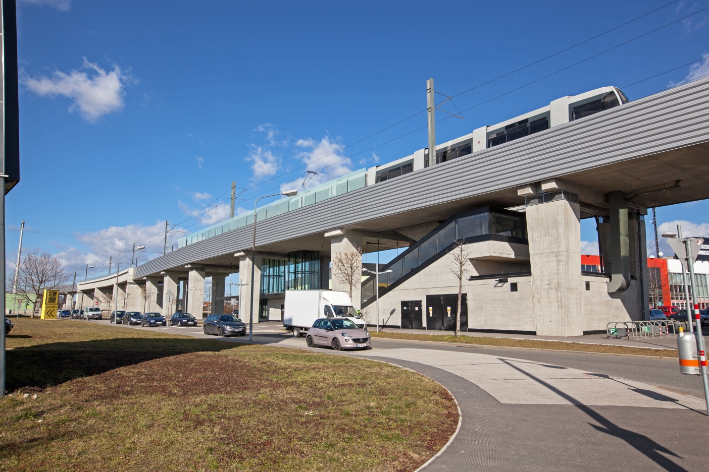 Linie 26 mit Type B (ulf) Station Gewerbepark, März 2015