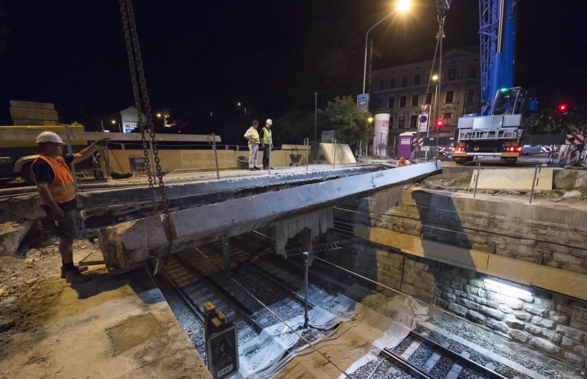 Abbruch eines historischen Brückentragwerks über der U6 zwischen Neustiftgasse und Koppstraße am Wiener Gürtel. Das in Teile geschnittene Brückentragwerk wird mit zwei Spezialkränen in Einzelteilen auf Schwertransporter geladen.