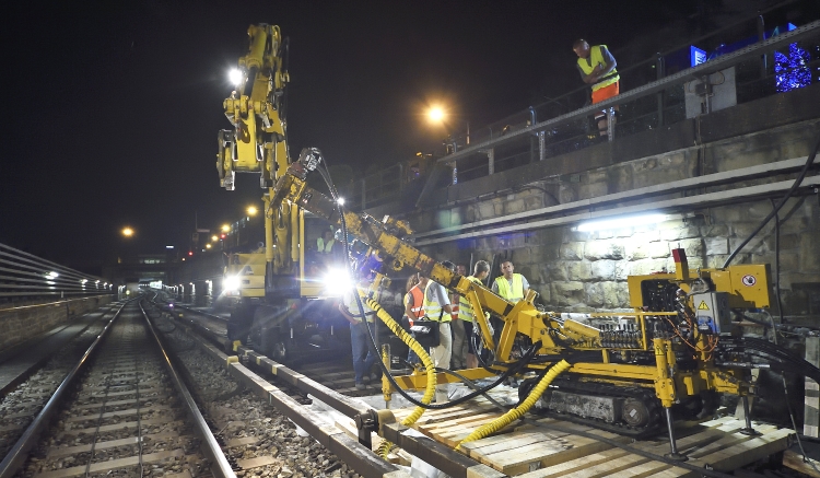 Maßnahmen zur Sanierung der Stützmauer zwischen U4 und Hietzinger Kai. In mehreren Bauphasen werden vom U-Bahn Gleis aus sogenannte Zugverpresspfähle (Stabilisierungsanker mit ca. 14 m Länge) zur Sicherung der Stützmauer in den Boden gebohrt, damit in den Jahren 2016 und 2017 die umfassende Modernisierung von Gleisen und Gleisuntergrund der U4 umgesetzt werden kann.