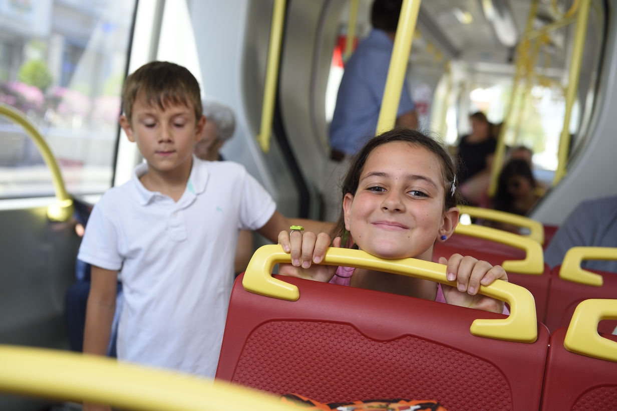 Rund 2,5 Millionen Fahrgäste nutzen die Wiener Linien täglich, darunter auch tausende Kinder. Im Bild: Kinder unterwegs in einer Straßenbahn der Linie 43.