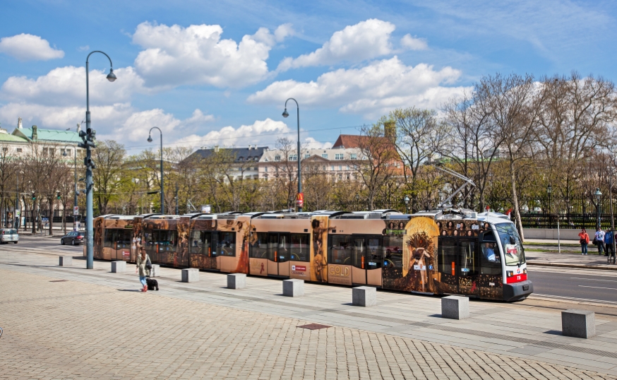 Ulf 735 als Werbewagen für den Live ball 2015 in Wien, Linie D, Ring Parlament, April 2015