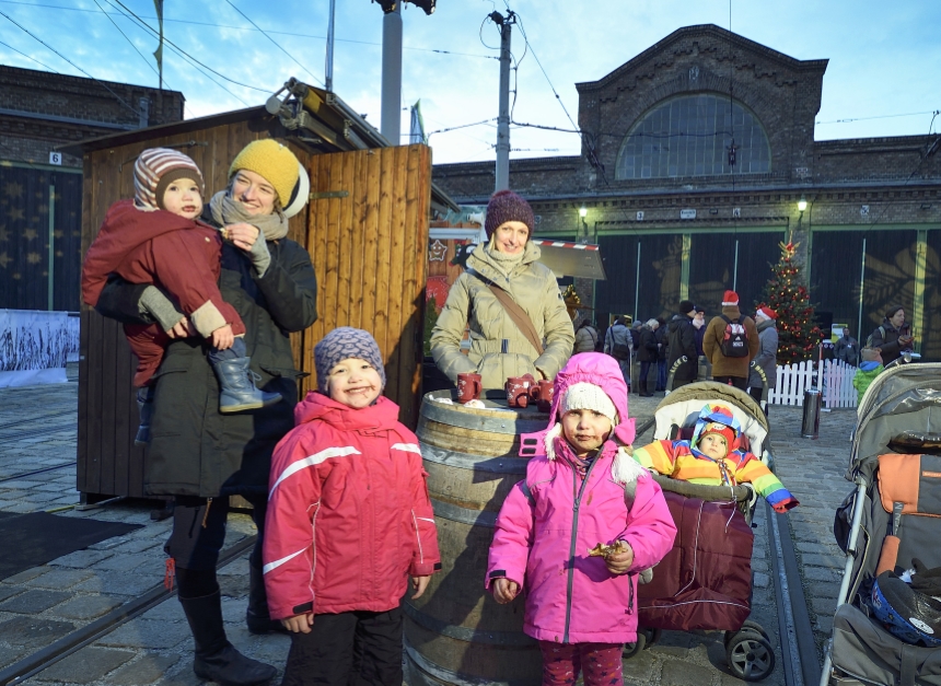 Zum ersten Mal wurde heuer am Gelände des Verkehrsmuseums der Wiener Linien 'Remise' ein Adventmarkt eingerichtet.