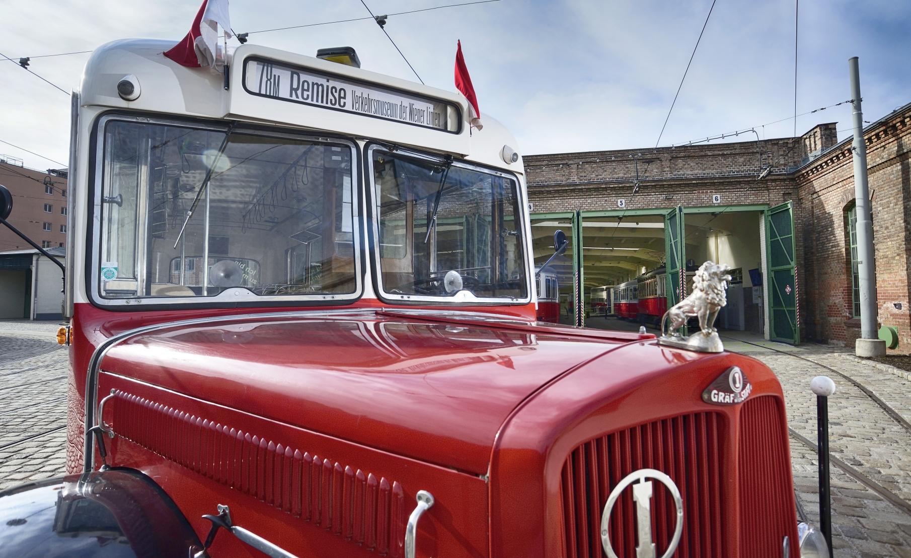 Ab 15. März 2015 verkehrt an den Wochenenden ein Oldtimer-Shuttlebus (Linie 78M) aus dem Jahr 1949 zwischen Schwedenplatz und dem Verkehrsmuseum Remise in Erdberg.