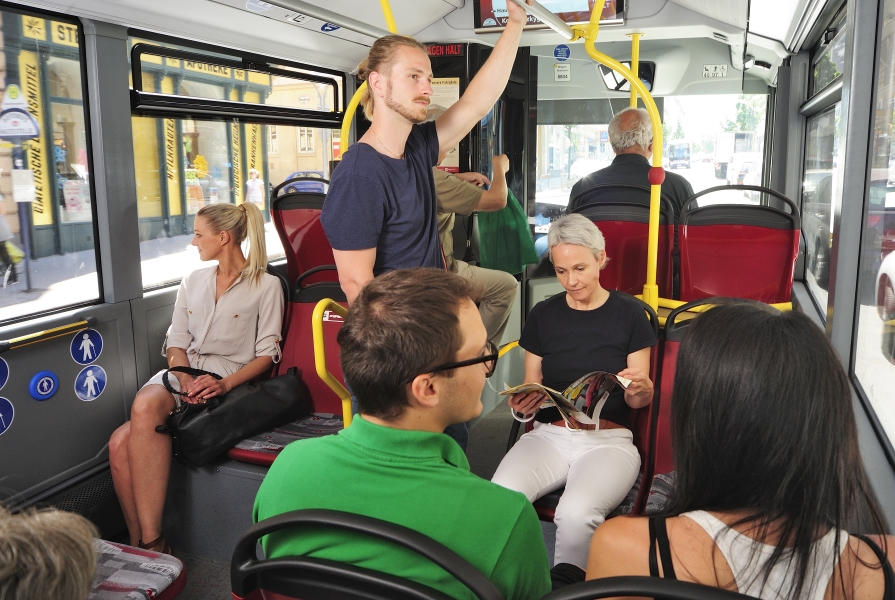 Fahrgäste unterwegs in Verkehrsmitteln der Wiener Linien.