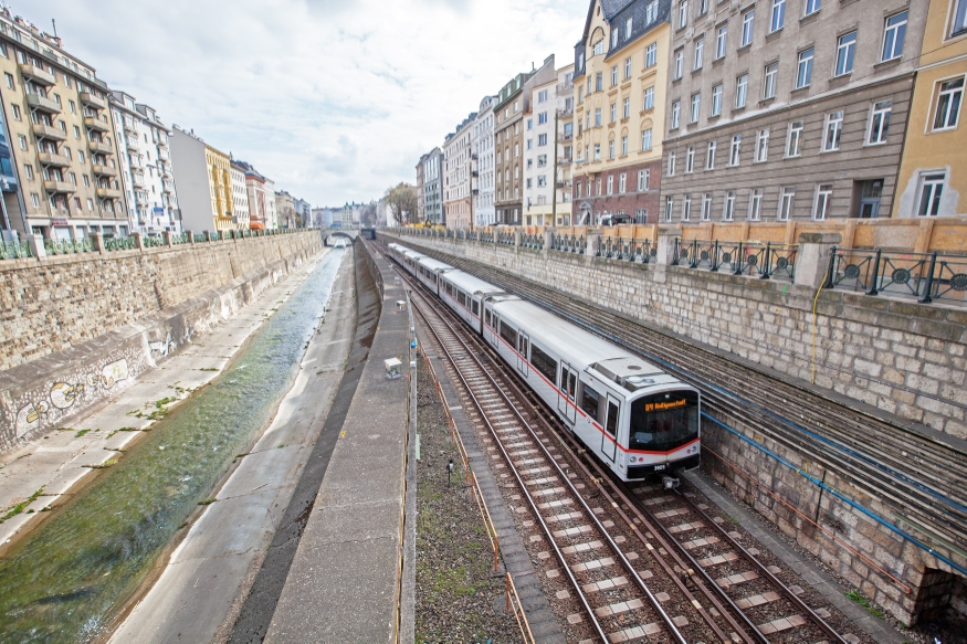 U-4 Bereich Wackenroderbrücke-Pilgramgasse, Errichtung von Stützmauern und V-Zug Richtung Heiligenstadt, April 2015