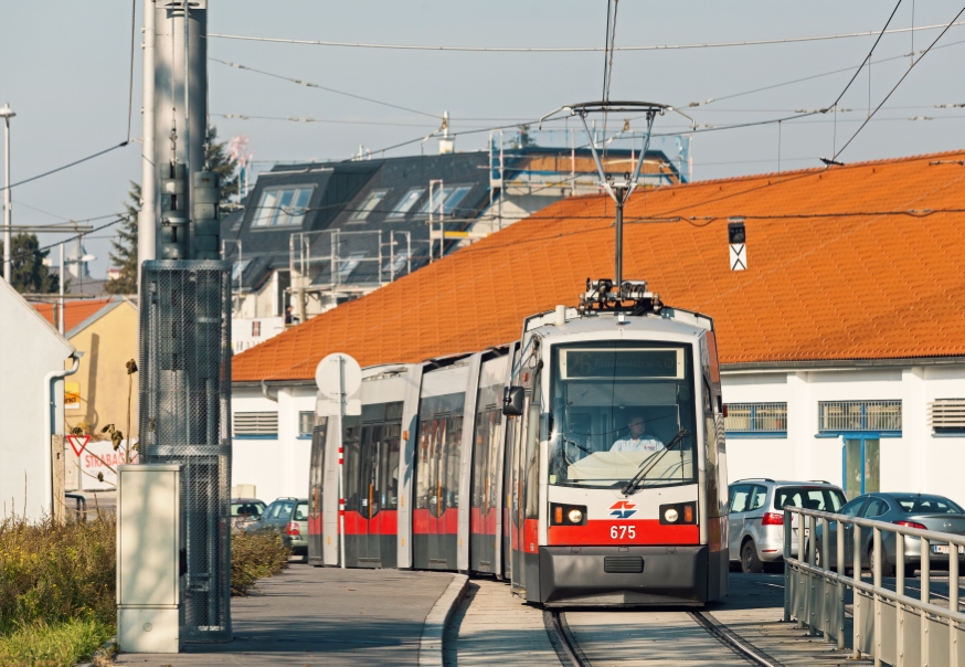 Linie 26 mit Type B (Ulf) kurz vor der Station Forstnergasse , November 2015