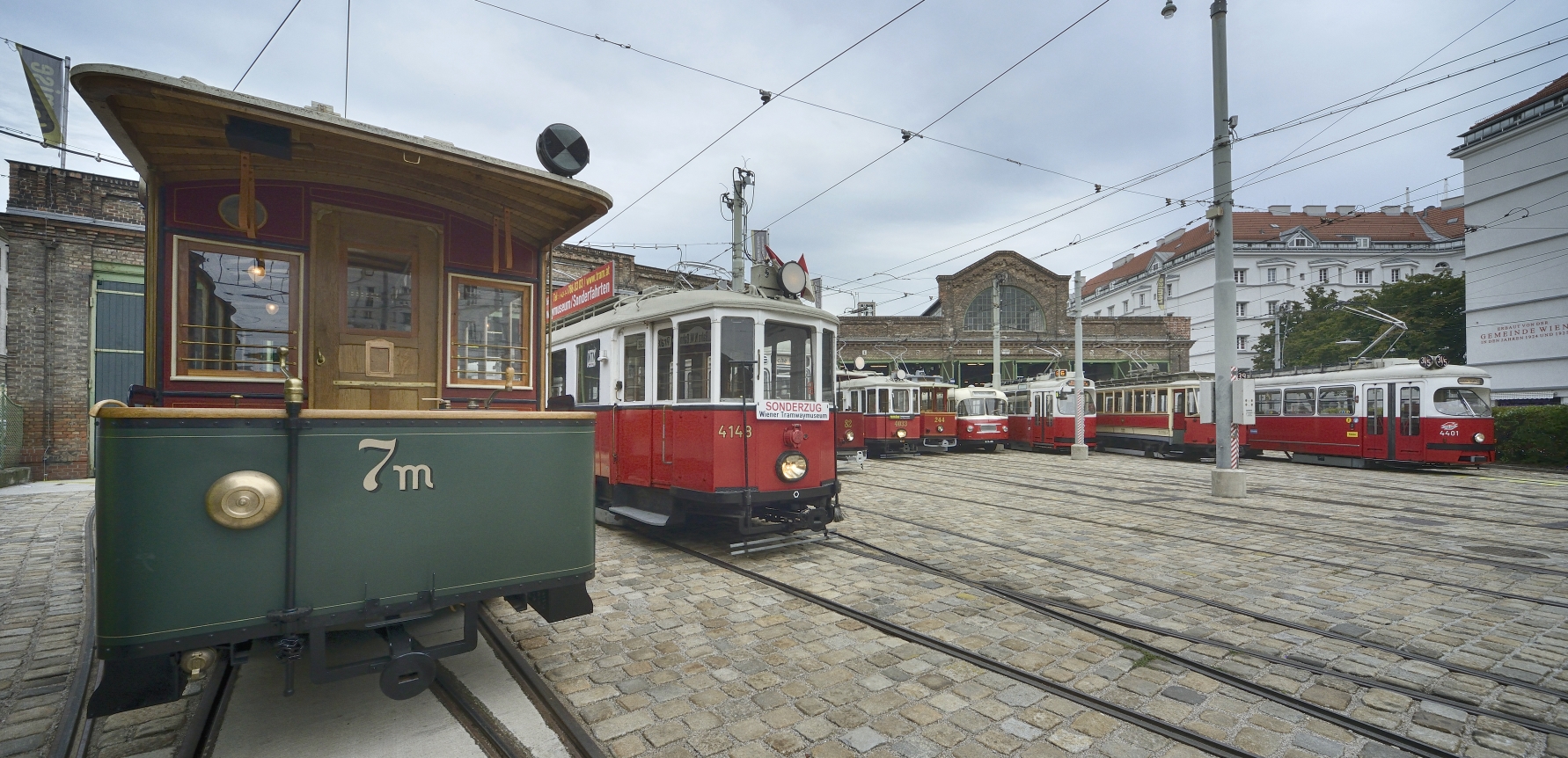 Einige der ausgestellten Fahrzeuge des Verkehrsmuseums der Wiener Linien.