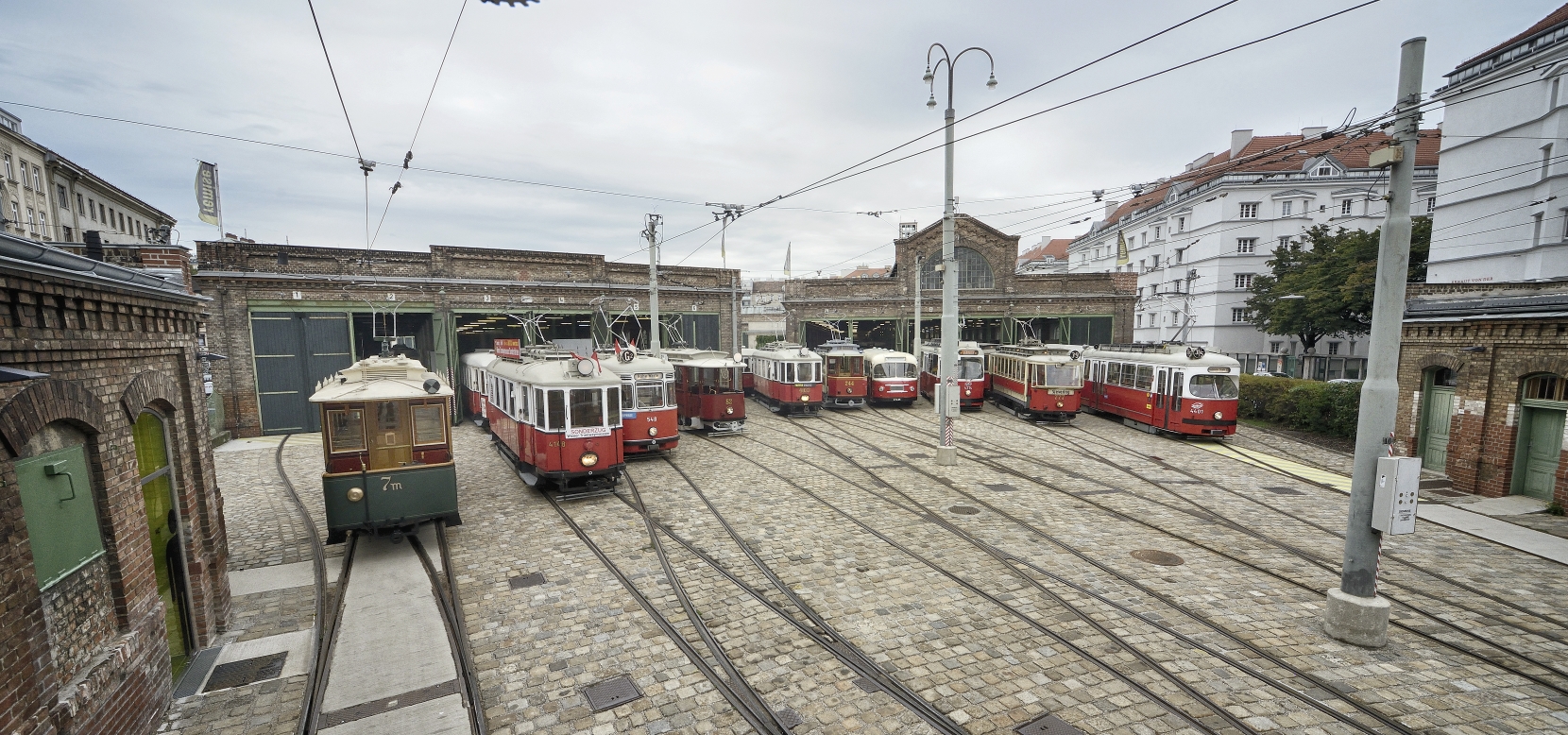 Einige der ausgestellten Fahrzeuge des Verkehrsmuseums der Wiener Linien.