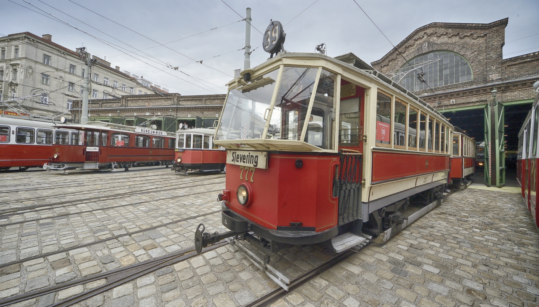 Einige der ausgestellten Fahrzeuge des Verkehrsmuseums der Wiener Linien.