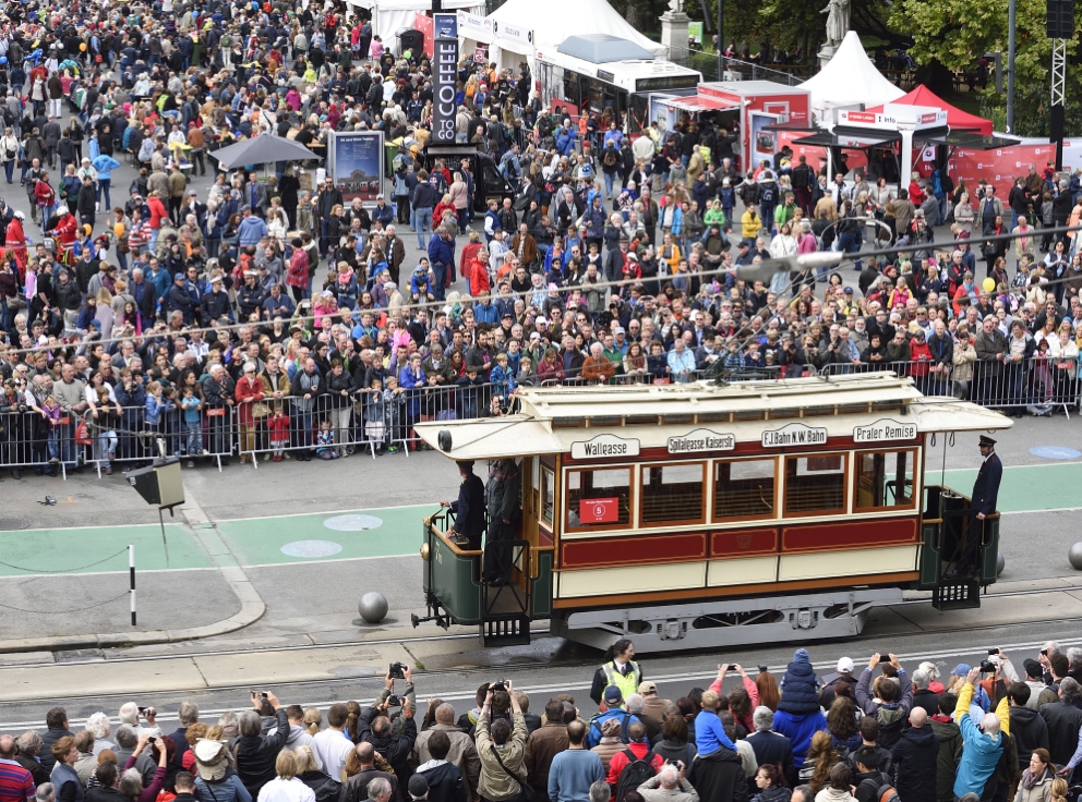 Fest anlässlich des 150-jährigen Jubiläums der Wiener Straßenbahn am Rathausplatz mit zahlreichen Attraktionen und einem Corso mit historischen Fahrzeugen der Wiener Linien.