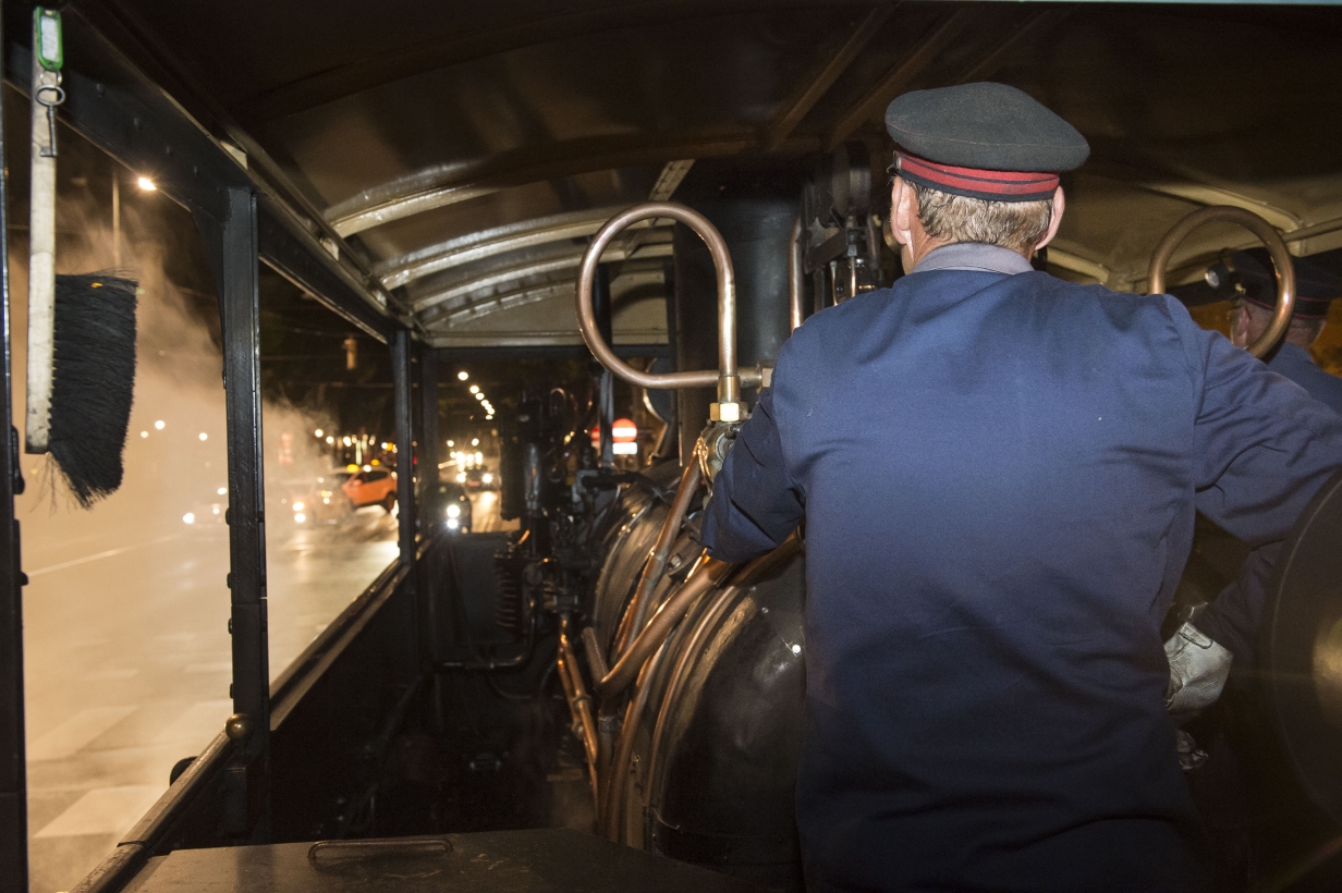 Probefahrt von historischen Fahrzeugen für Feier zu 150 Jahre Wiener Tramway auf der Ringstraße. Fahrzeugführer auf der Dampftramway.