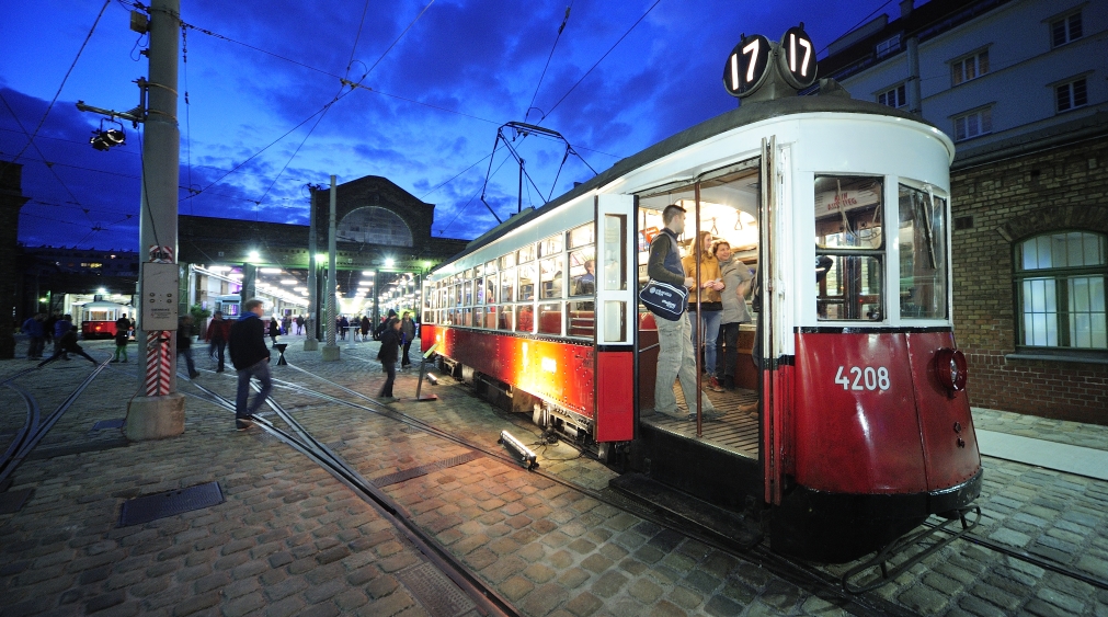 Zahlreiche BesucherInnen in der Remise, dem Verkehrsmuseum der Wiener Linien in Erdberg bei der 'langen Nacht der Wiener Stadtwerke'.