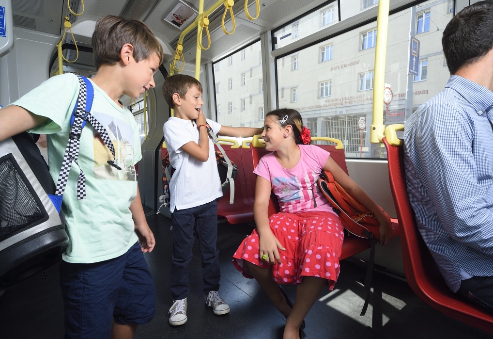 Rund 2,5 Millionen Fahrgäste nutzen die Wiener Linien täglich, darunter auch tausende Kinder. Im Bild: Kinder unterwegs in einer Straßenbahn der Linie 43.