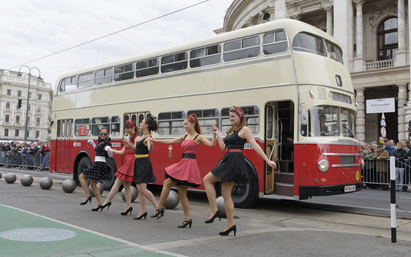 Fest anlässlich des 150-jährigen Jubiläums der Wiener Straßenbahn am Rathausplatz mit zahlreichen Attraktionen und einem Corso mit historischen Fahrzeugen der Wiener Linien.