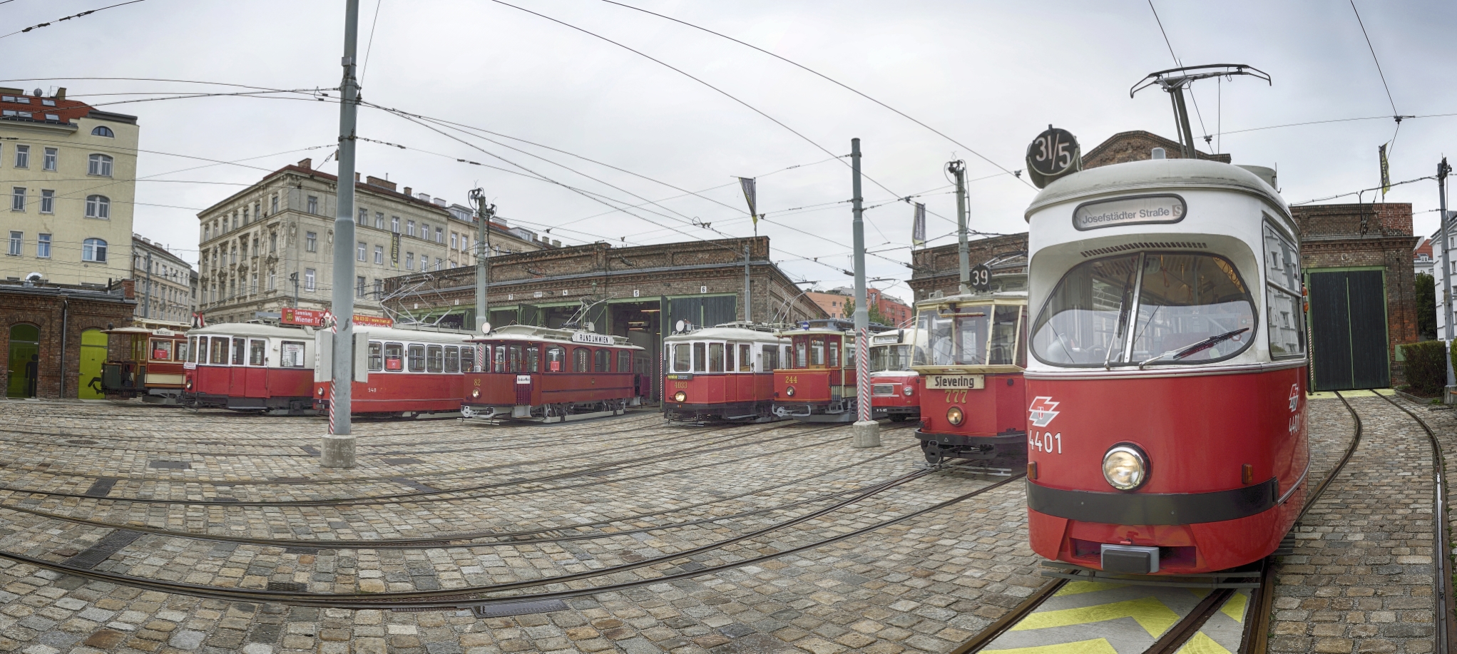 Einige der ausgestellten Fahrzeuge des Verkehrsmuseums der Wiener Linien.